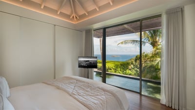 Bedroom 2: King size bed, air conditioning, HD-TV, Apple TV, dressing room, programmable safe. Adjoi