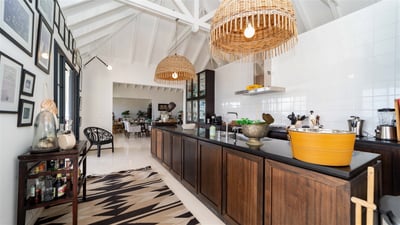 Kitchen & Dining Area: Fully equipped kitchen, electric oven and gas stove, microwave, toaster, Nesp