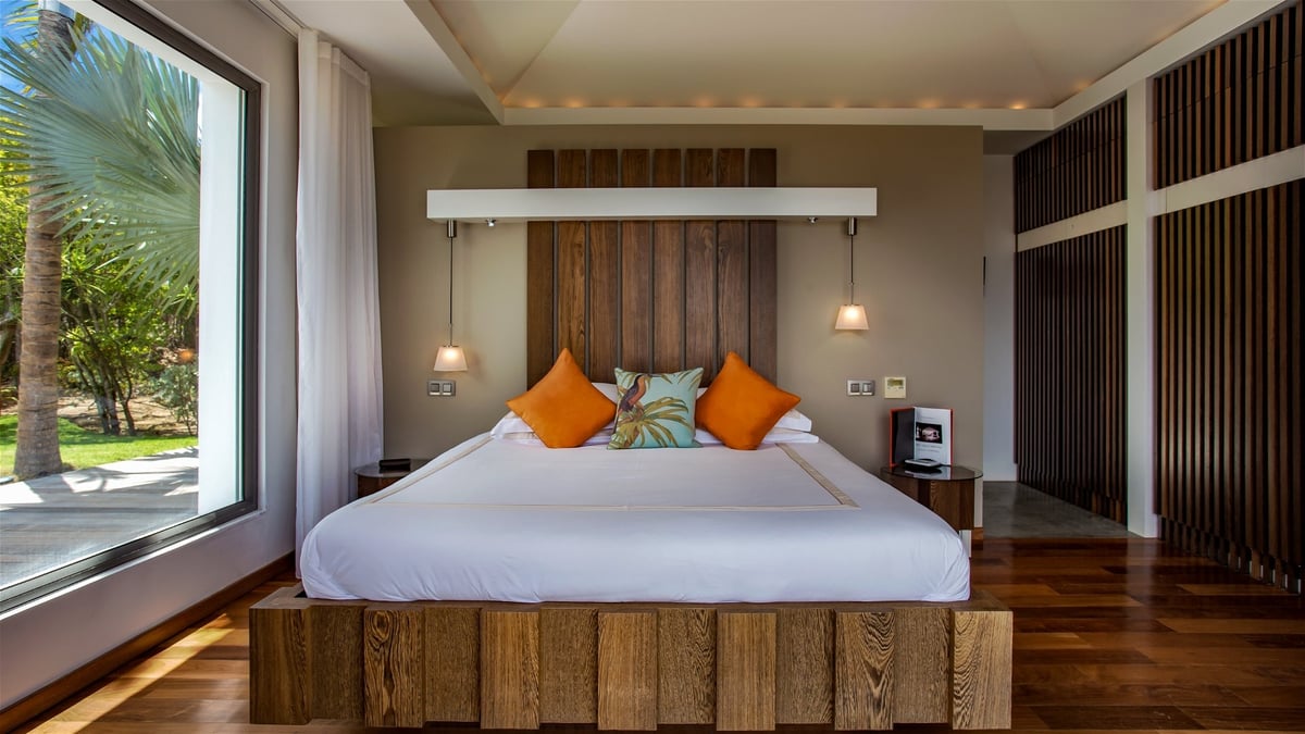 Bedroom 2: Located on the main level, in a seperate bungalow. A king size bed, air conditi - Image 36