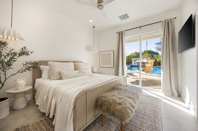 Siete: king bed, direct outdoor access and shared Jack n Jill bath