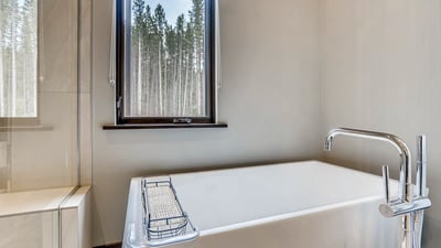 King Bedroom, soaking tub