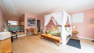 Bedroom 1: On the main level. King size bed, air conditioning, HD-TV, safe. Ensuite bathroom with a 