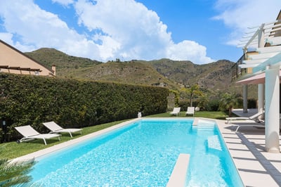 Luxury Villa Photo #6