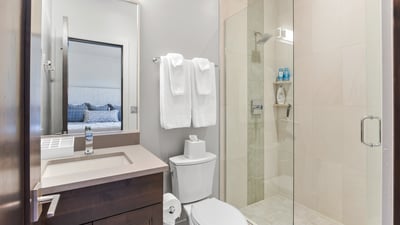 King ensuite, lower level