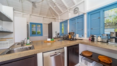 Kitchen & Dining Area