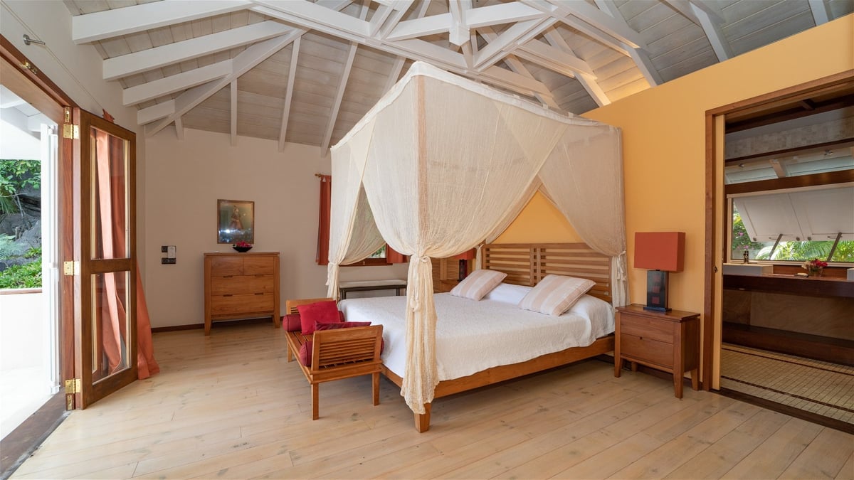 Bedroom 2: On the upper level. Air conditioning, king size four-poster bed, ensuite bathroom, I - Image 33
