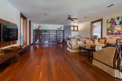 Luxury Villa Photo #32