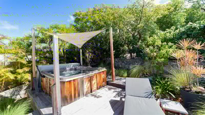 Lounge & Jacuzzi