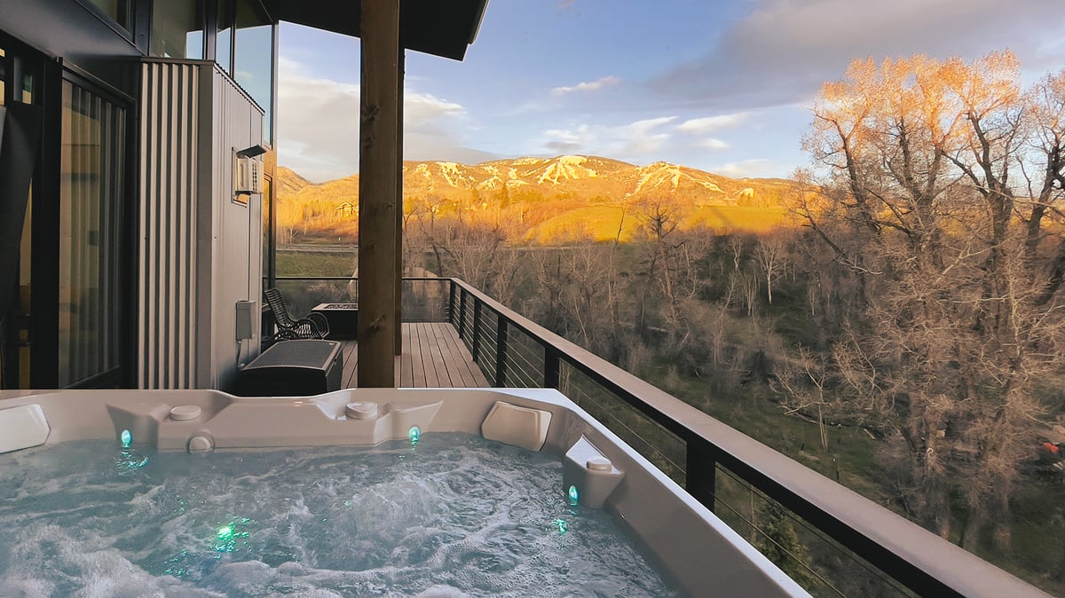 Hot tub with mountain view - Image 20