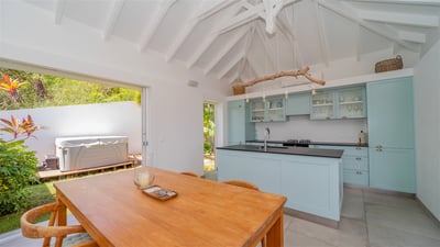 Kitchen & Dining Area: Fully equipped. Electric oven, gas stove, microwave, refrigerator, mixer, cen