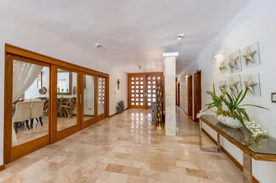 Luxury Villa Photo #25