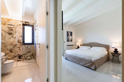 Luxury Villa Photo #34