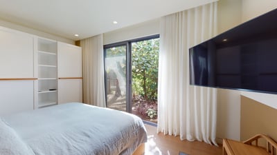 Bedroom 5: On the lower level. King size bed, air conditioning, HD-TV, Dish Network, Apple