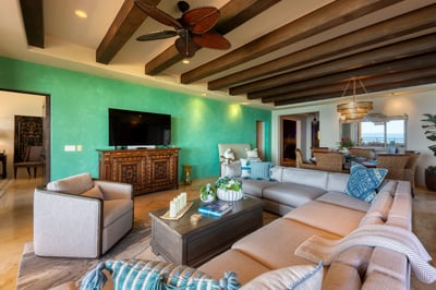 Luxury Villa Photo #4