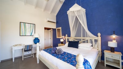 Bedroom 3: On the main level. King size bed, air conditioning, HD-TV, Dish Network, safe. Ensuite ba