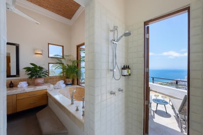 Luxury Villa Photo #32