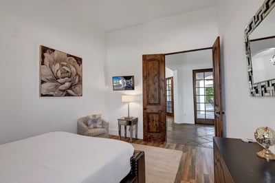 Luxury Villa Photo #32
