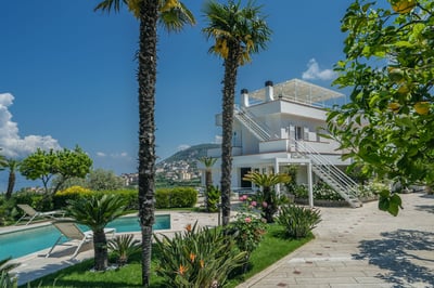 Luxury Villa Photo #3
