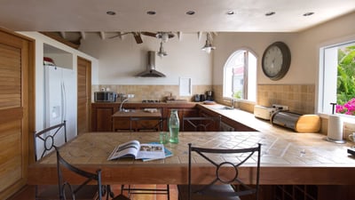 Dining Area & Kitchen