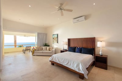 Luxury Villa Photo #30