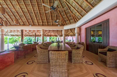 Luxury Villa Photo #18