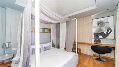 Bedroom 2: On the main level. King size bed, air conditioning, HD-TV, Dish Network, safe, 