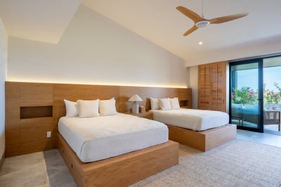 Luxury Villa Photo #37