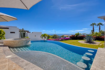 Luxury Villa Photo #9