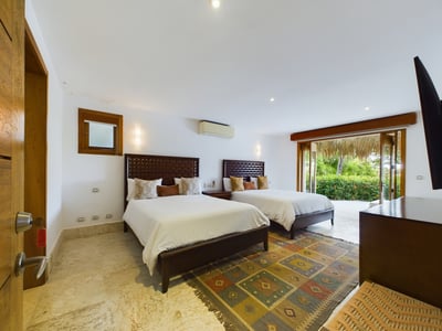 Luxury Villa Photo #33