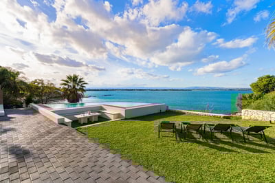 Luxury Villa Photo #4