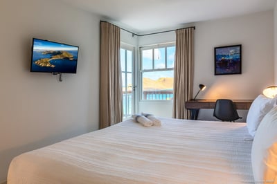 Bedroom 1: Situated on the medium level. King size bed (can be made into twin beds on request), air 