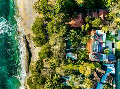 Imagine you and your people between a beach and a breathtaking place.