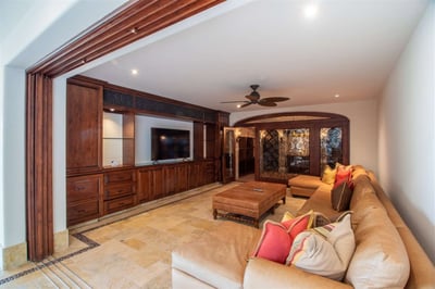 Luxury Villa Photo #23