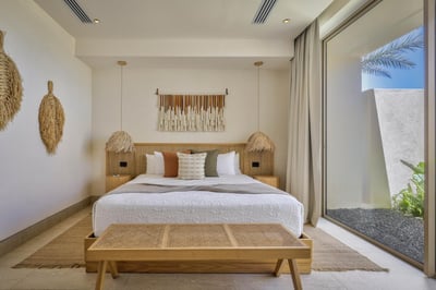 Solara – Lakefront Luxury with Gym, Sauna & Sunset