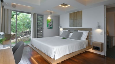 Bedroom 4: On the main. Air conditioning, king size bed, safe. Adjoining bathroom with shower, doubl