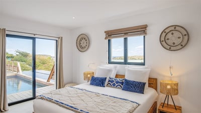 Bedroom 2: King size bed, air-conditioning, HD-TV. Bathroom shared with bedroom 3, hair dryer, safe.