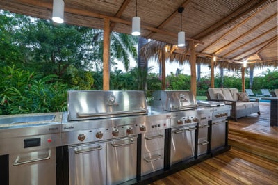 Large outdoor kitchen for the wholw crew!