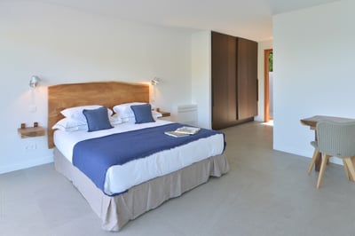 Bedroom 1: Located on the ground floor in front of a garden with ocean views. Private terrace. A kin