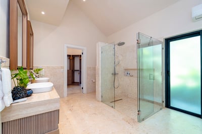 Luxury Villa Photo #43