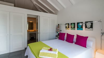 Bedroom 1: On the main level. Euro-King size bed, air conditioning, HD-TV, Apple TV, Dish Network, p