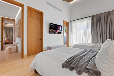 Luxury Villa Photo #37