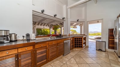 Kitchen & Dining Areas: Modern and well equipped for six people. Refrigerator, freezer with ice make