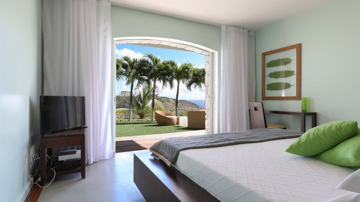 Bedroom 3: Located on the lower level with access to the terrace and ocean view. King size bed, air  - Image 30