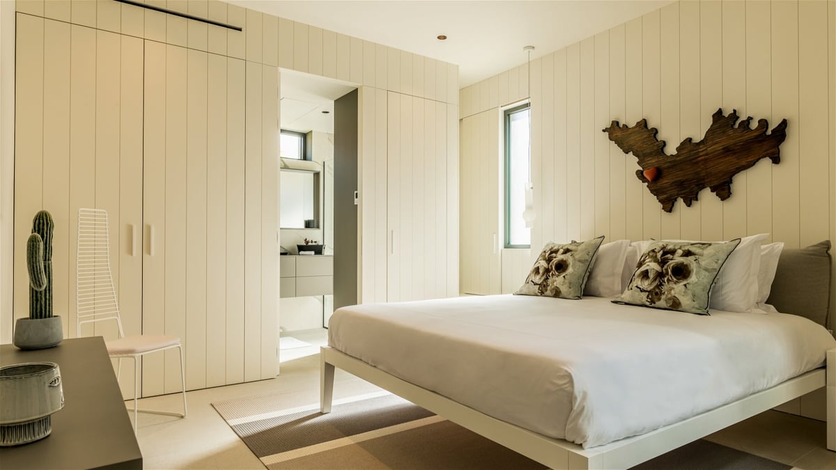 Bedroom 3: King size bed, air conditioning, HD-TV, Apple TV, safe, dressing room. En-suite bathroom, - Image 54