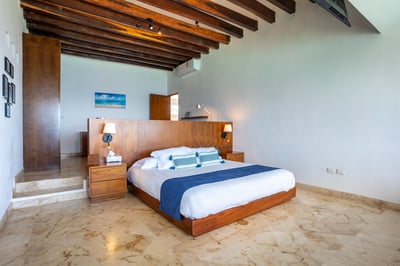 Luxury Villa Photo #23