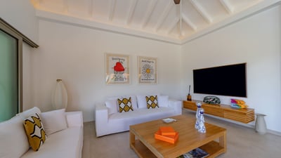 Living Area: Air conditioning, ceiling fans, HD-TV, Apple TV. Ocean view.