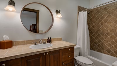 Lower level bunkroom ensuite