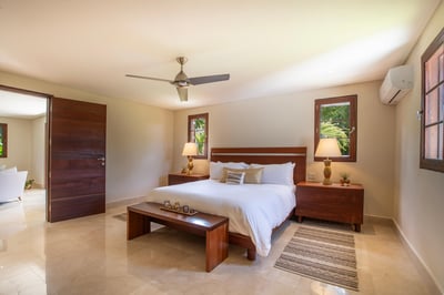 Luxury Villa Photo #26