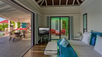 Bedroom 2: On the main level. King size bed, air conditioning, HD-TV. Ensuite bathroom with a shower