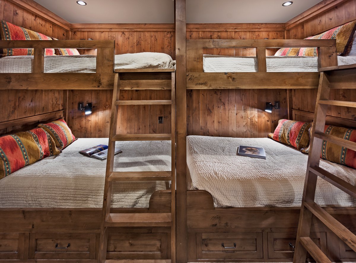 Bunkroom with 4 full beds and 2 twin beds - Image 10